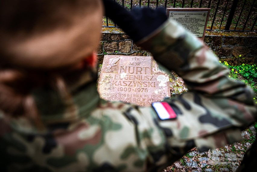 Rocznica śmierci Eugeniusza Kaszyńskieg „Nurta”. Świętokrzyscy terytorialsi uczcili pamięć patrona na Wykusie. Zobacz zdjęcia