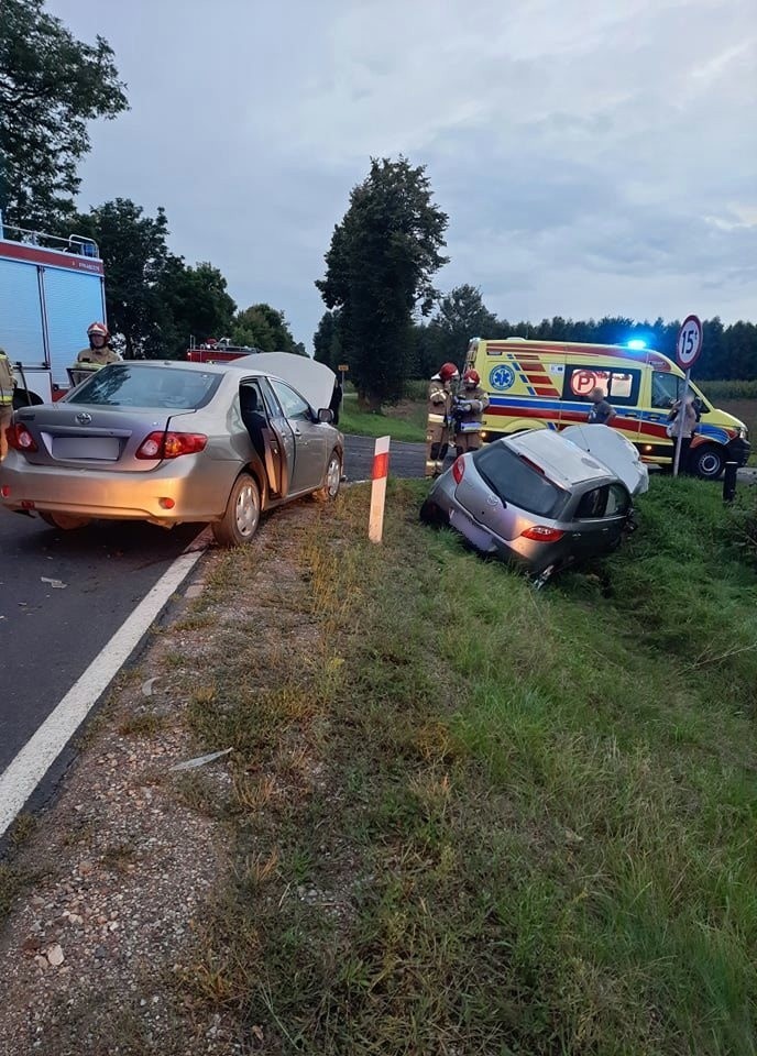 Krzyżewo - Jurki. Wypadek z udziałem dwóch samochodów osobowych. Dwie osoby zostały ranne. 26.08.2021. Zdjęcia