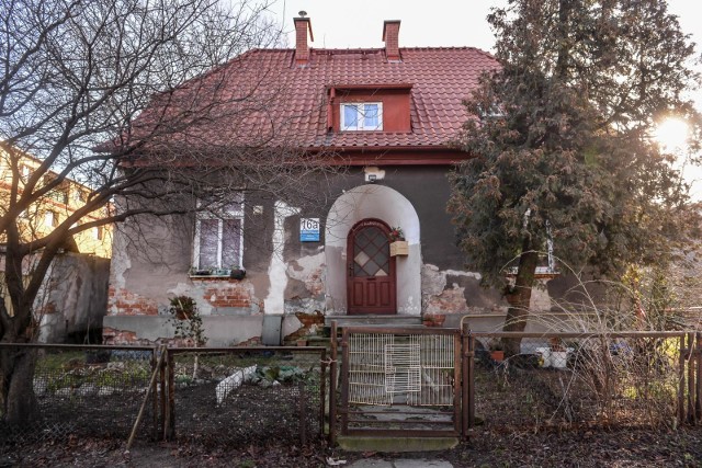 Choć dom przy ul. Wilków Morskich 16A w Gdańsku widnieje w rejestrze zabytków, miasto nie odbuduje zarwanej werandy i balkonu.