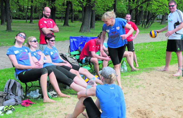 W przerwie między kolejnymi meczami na piaszczystych boiskach  Parku 3 Maja siatkarki Beef Master Budowlanych mają czas, żeby pożartować, pośmiać się, ale także... wystawić twarze do słońca