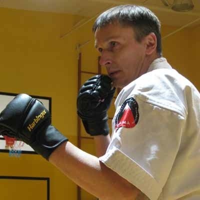 ANDRZEJ JASIŃSKIMa 39 lat, z żoną Wiesławą ma dwoje dzieci - Mateusza i Natalię. Mieszka w Żarach. Interesuje się akwarystyką. Posiada czarny pas karate i drugi stopień mistrzowski. Jest prezesem żarskiego Klubu Sportowego Karate.