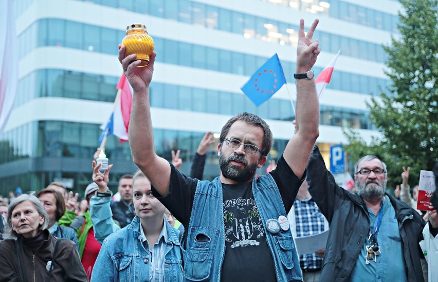 Kraków. Mieszkańcy protestowali przeciwko reformie sądownictwa [ZDJĘCIA]