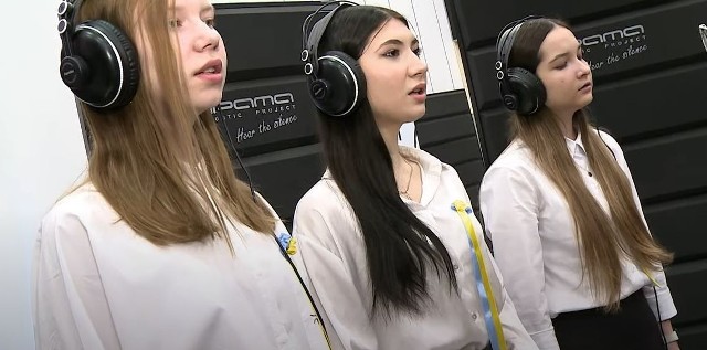 W nagraniu utworu w wersji ukraińskiej wzięły udział młode Ukrainki mieszkającej w Kielcach.