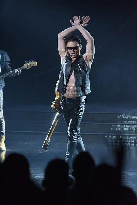 Grzegorz Wilk jako Bono z U2 (fot. Maciej Zawada)