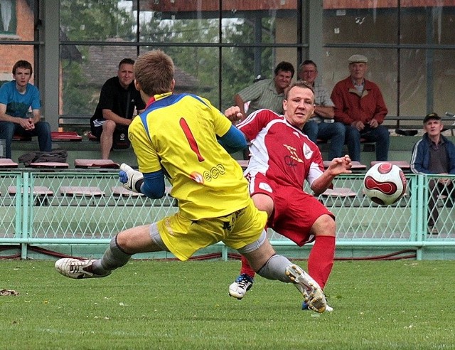 Napastnik Victorii Chrościce Tomasz Jaworski po tym strzale pokonał bramkarza Odry Opole Igora Chodanowicza i zdobył gola na 1-0 dla swojego zespołu.