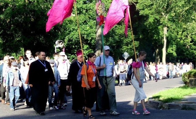 Pielgrzymka rozpoczęła się uroczystą Mszą Świętą z udziałem Biskupa Pawła Sochy. Po mszy mieszkańcy Rzepina przez kilka kilometrów szli razem z pielgrzymami.