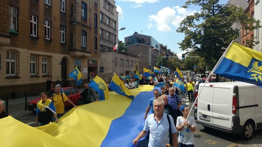 Marsz Autonomii przeszedł przez Katowice: śląska flaga i prawykonanie hymnu śląskiego WIDEO + ZDJĘCIA