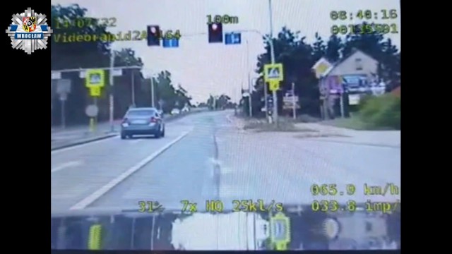 Screen z nagrania wydarzenia. Kierowca przekroczył dopuszczalną prędkość oraz przejechał na czerwonym świetle.