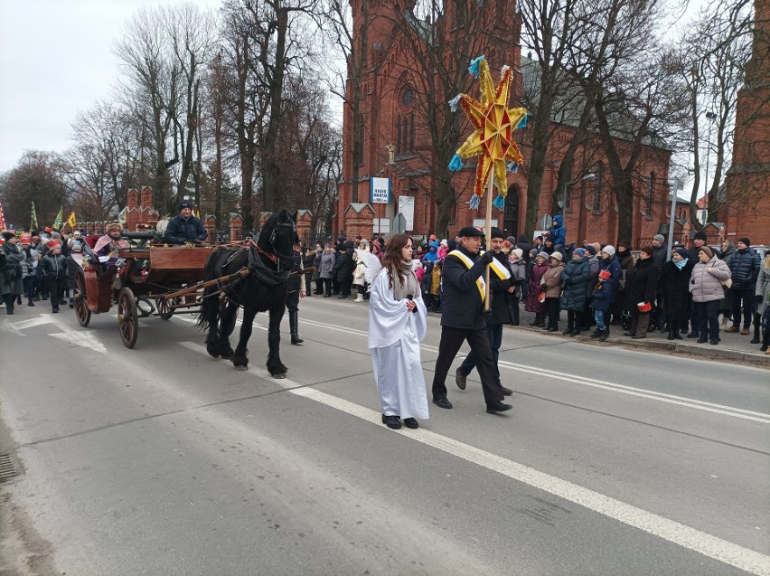 Orszak Trzech Króli w Ostrowi Mazowieckiej. Barwny orszak przeszedł ulicami miasta. 6.01.2023