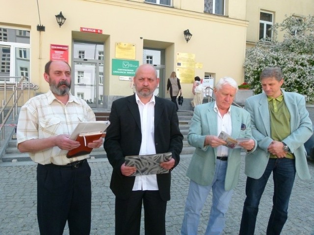 Organizatorzy referendum mówią, że mają zebrane 13 tys. podpisów. Tydzień temu mówili o 10 tysiącach.   