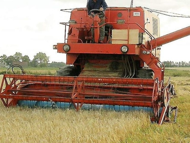 Żniwa to pożary ścierniska, plonów, stodół i kombajnów. Zdarza się, że całoroczna praca idzie z dymem. Fot. (archiwum)