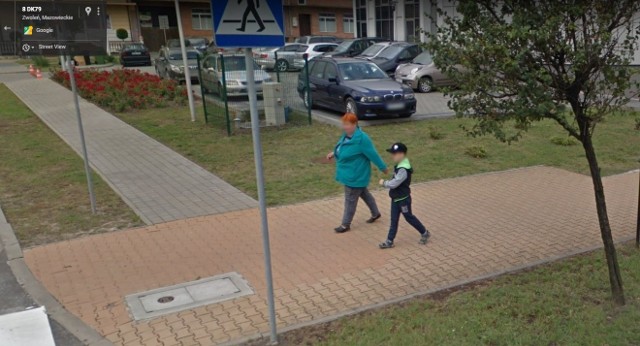 W programie Google Street View automatycznie zamazywane są ludzkie twarze i tablice rejestracyjne samochod&oacute;w, ale na zdjęciach można rozpoznać siebie lub kogoś znajomego po charakterystycznej sylwetce, ubraniu lub miejscu. A może to ciebie upolowała kamera Google'a - na spacerze z psem, w czasie zakup&oacute;w lub podczas rowerowej przejażdżki po Zwoleniu? Zobacz zdjęcia!