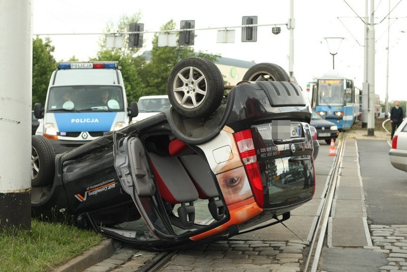 Wypadek na skrzyżowaniu Dubois i Kurkowej. Dachował fiat  (ZDJĘCIA)