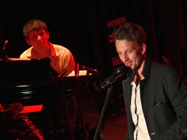 Śpiewający aktor Modest Ruciński, na fortepianie akompaniuje Kuba Rojek.