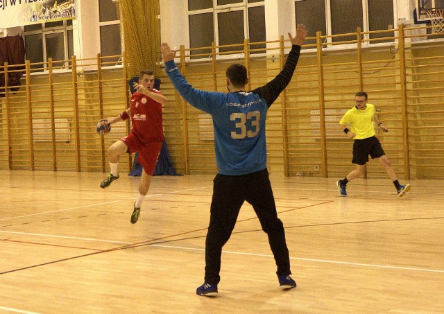 W meczu na szczycie grupy 4 drugiej ligi piłkarzy ręcznych Orzeł Przeworsk przegrał u siebie z MOSiR-em Bochnia.