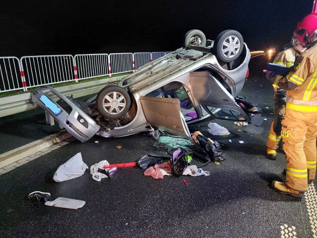 W środę, 19 października o godzinie 05.34 dyżurny SKKP PSP we Wrześni otrzymał zgłoszenie dotyczące wypadku komunikacyjnego na Drodze Wojewódzkiej 432 w miejscowości Chwalibogowo.