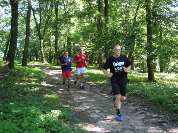 Podczas pierwszego biegowego treningu jedną z podzielonych w parku grupek głogowskich zawodników prowadził Mateusz Płaczek