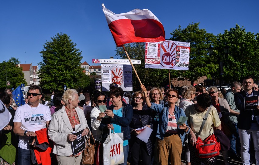 Manifestacja pod Sobieskim w Gdańsku. Protestowali przeciw reformie edukacji [ZDJĘCIA, WIDEO]