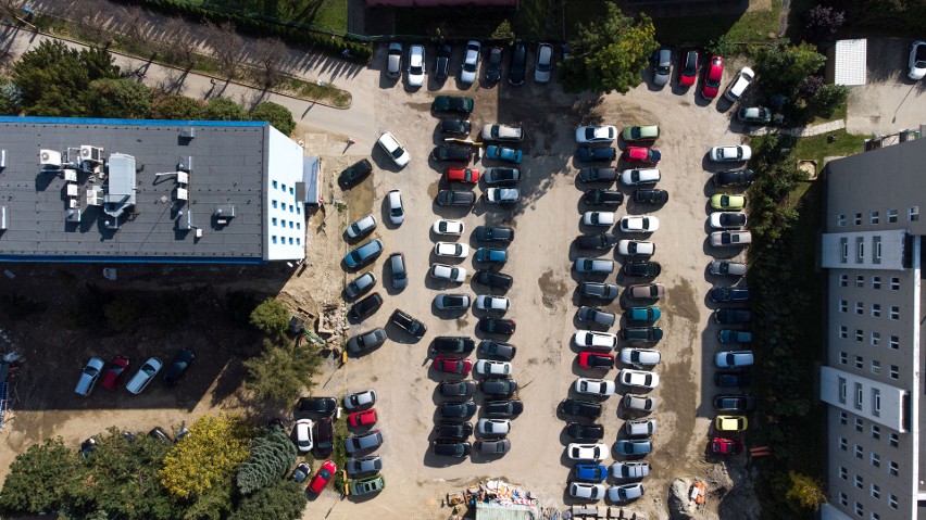 Nowy parking przy przychodni na ul. Warzywnej w Rzeszowie. Ma powstać po budowie łącznika al. Kopisto i ul. Warzywnej