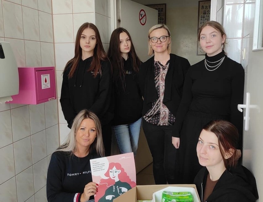 Akcja Menstruacja w Koperniku. LO w Ostrowi Mazowieckiej dołączyło do ogólnopolskiego projektu. Zdjęcia