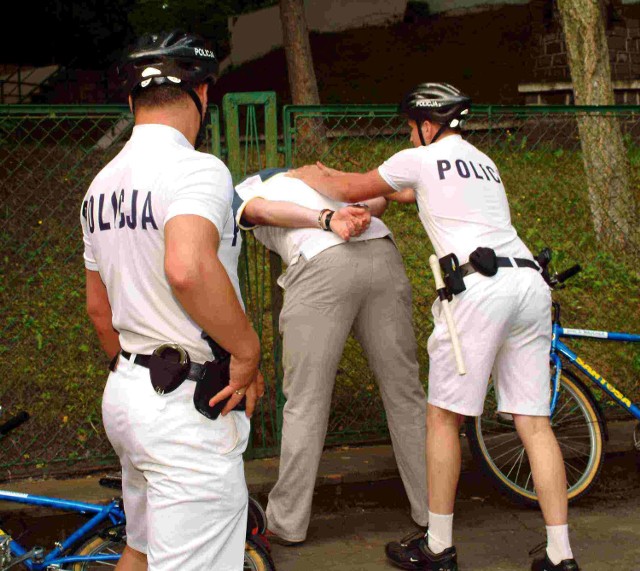 Policjanci podczas rowerowego patrolu łapią w połczyńskim parku na gorącym uczynku złodzieja, który chciał ukraść kobiecie torebkę. Choć tym razem była to tylko sytuacja zaaranżowana dla potrzeb telewizyjnego programu "Kawa czy herbata?&#8221;, to właśnie na takie interwencje gotowi są funkcjonariusze odbywający służbę na dwóch kółkach.