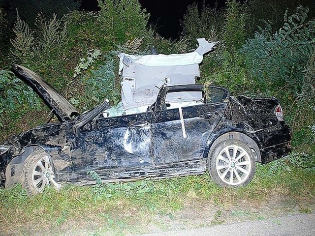 Zniszczone BMW w Ujkowicach.