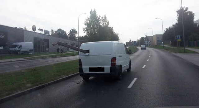 Rady miejski Zielonej Góry Filip Gryko przed kilkoma dniami jechał ulicą Batorego w kierunku centrum miasta. - W pewnym momencie zobaczyłem, że z busa wystaje metalowy element, ale drzwi samochodu są zamknięte – relacjonuje.Po chwili okazało się, że w drzwiach busa jest wycięty otwór, przez który wystaje stalowy element. Trzeba przyznać, że kierowca ma wyobraźnię...