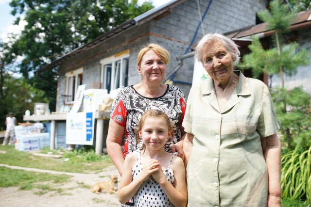 Od lewej: Monika Janos z córką Kasią i Józefa Wrona na tle domu