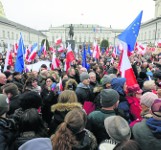 Pospolite ruszenie opozycji jedzie do stolicy pomimo ataków PiS-u