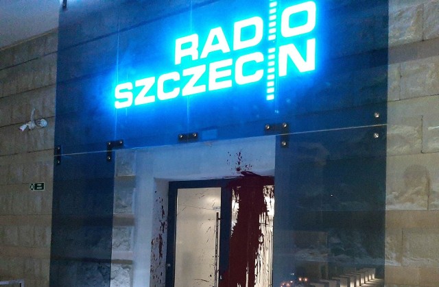 Drzwi do siedziby Radia Szczecin zostały w nocy oblane czerwoną farbą.