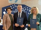 Piękne obchody Dnia Edukacji Narodowej w Koprzywnicy. Posypały się nagrody od dyrektora szkoły i pani burmistrz