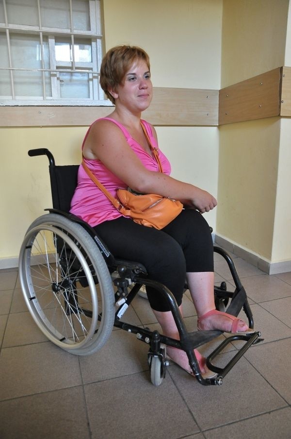 Pani Emilia jest osobą niepełnosprawną i nigdy nie spotkała się z takim zachowaniem, jak w jednym ze sklepów obuwniczych w Tarnobrzegu, z którego została wyproszona. Powód&#8230; porusza się na wózku inwalidzkim.