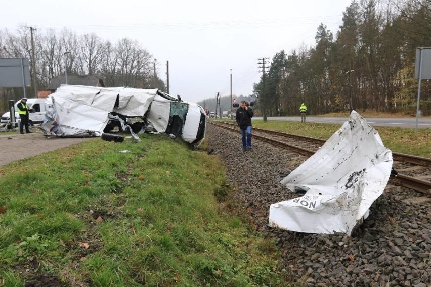 Wypadek na przejeździe kolejowym w Łysomicach [WIDEO,...
