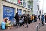 Znów ogromna kolejka uchodźców z Ukrainy do Punktu Pomocy Humanitarnej w Kielcach w sobotę, 2 kwietnia. Zobacz zdjęcia