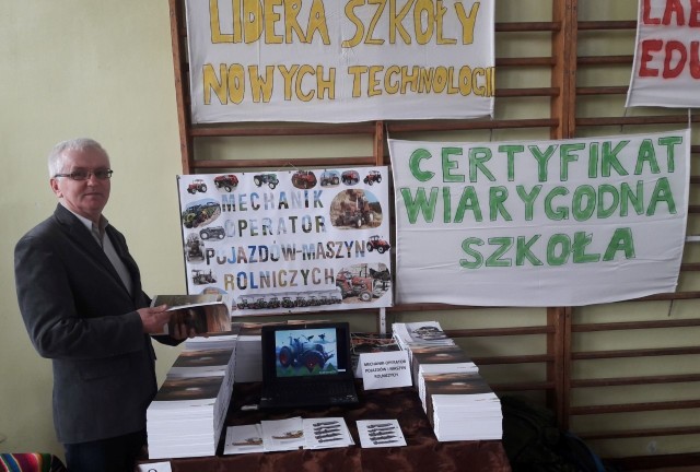Henryk Kilianek, wykładowca kierunku mechanik - operator maszyn rolniczych podczas Dnia Otwartego w szkole w Lipsku.