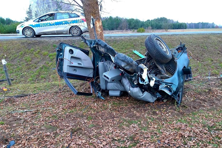 Trasa Dąbrowy – Myszyniec. Tragiczny wypadek. Auto rozpadło się na pół. 19-latek nie żyje (zdjęcia)