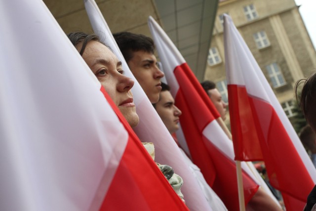 2 maja przypada obchodzone od 2 maja Dzień Flagi Rzeczpospolitej Polskiej.