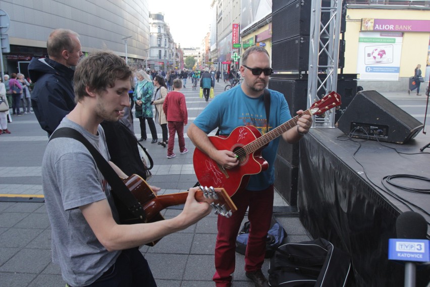 Dziś wyjątkowy koncert poświęcony Ericowi Claptonowi. Wczoraj "Layla" zabrzmiała przed Galerią Katowicką 