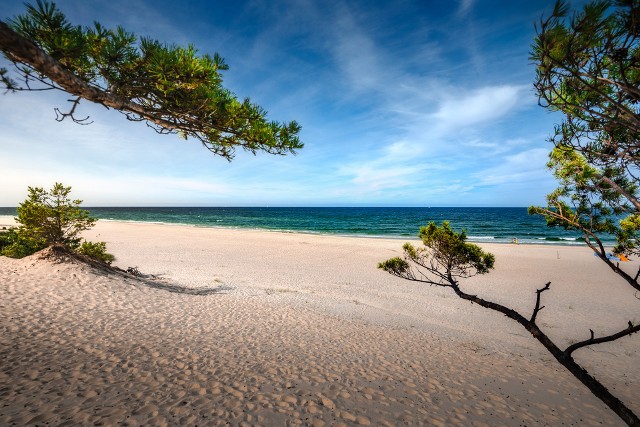 Polskie Malediwy? Rajska plaża nad morzem bałtyckim. I do tego niemal bez ludzi! Idealne miejsce aby wyjechać na wakacje. Nic dziwnego, że to ulubiona plaża gwiazd i celebrytów. Zobacz w galerii zdjęć jak tu jest pięknie i pusto
