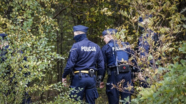 Z lądu i z powietrza policjanci szukają poszukiwanego listem gończym Grzegorza Borysa.