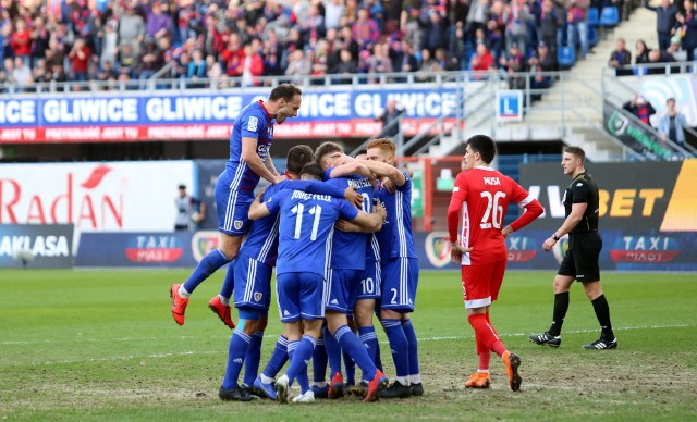 W meczu 26. kolejki Lotto Ekstraklasy Piast Gliwice wygrał z Miedzią Legnica 2:1 (1:0). Bramki strzelili Jorge Felix (40), Piotr Parzyszek (62) - Petteri Forsell (71). To był 150. mecz Piasta w roli gospodarza w rozgrywkach Ekstraklasy.