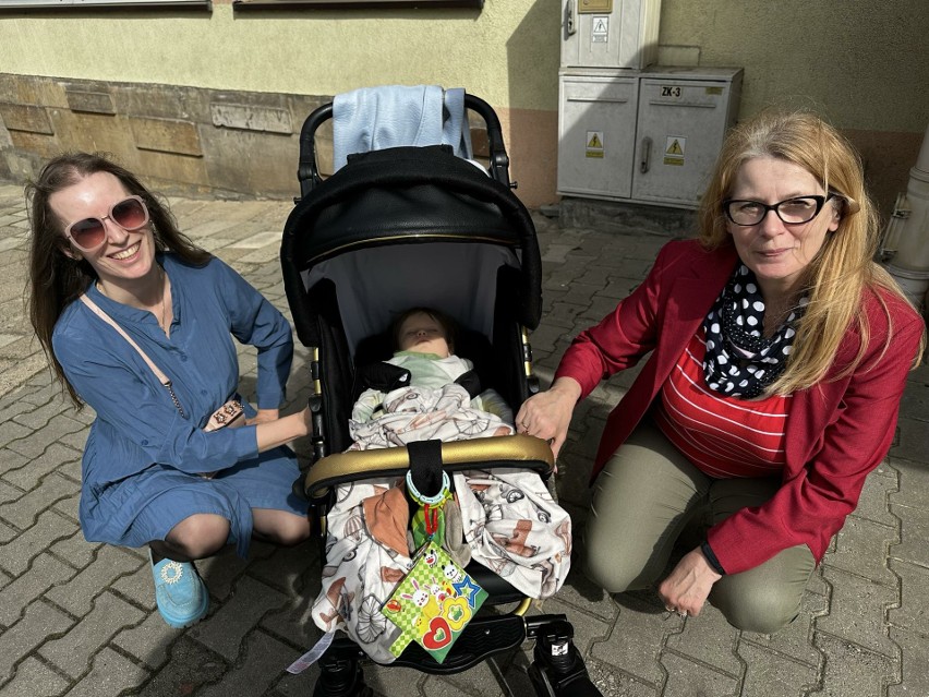 Marcinek ma niespełna rok, a już przyjechał głosować z mamą...