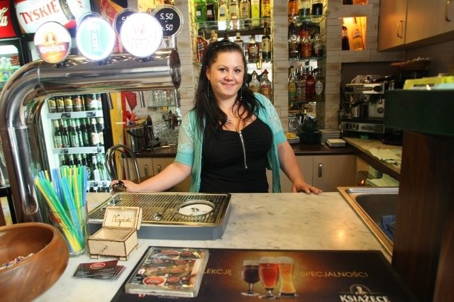 Klaudia Bedla, barmanka w pubie Elita, zaprasza na doskonała zabawę z okazji 18 urodzin lokalu.