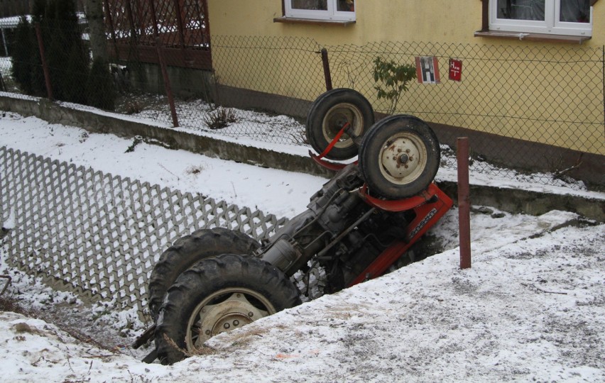 Ciągnik zjechał z drogi a następnie przewracając się kołami...