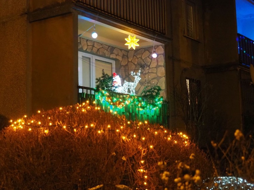 Świąteczne dekoracje dodają blasku łódzkim osiedlom. Mikołaje, choinki i girlandy świateł. ZDJĘCIA