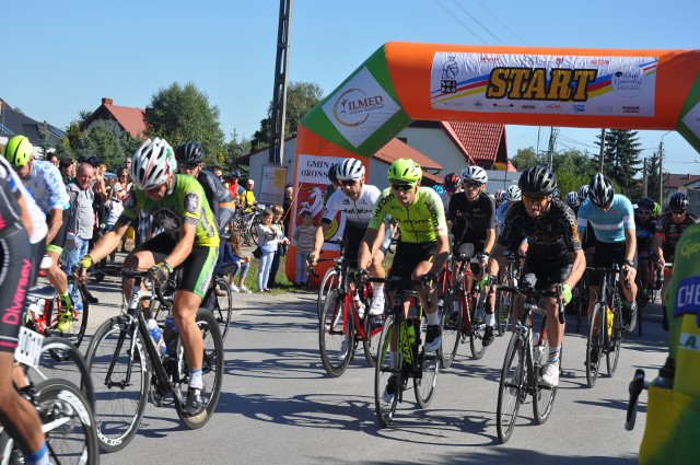 W niedzielnym wyścigu wystartowało ponad 100 kolarzy z całej Polski.
