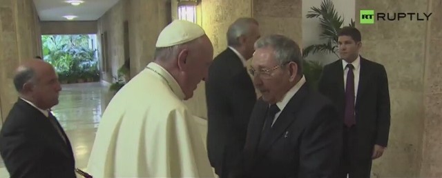 Papież Franciszek na Kubie spotkał się z Raulem Castro.