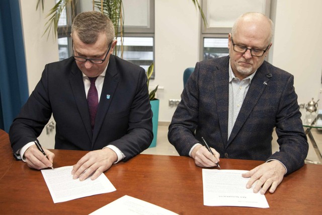 Krzysztof Gołaszewski, burmistrz Łap i Andrzej Gąsowski z firmy  AG CHEMIA podpisują umowę nabycia nieruchomości w łapskiej podstrefie