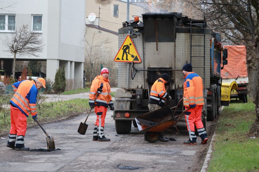 Łódź: Łatanie dziur ruszyło na ponad 40 ulicach. Czy to wystarczy? Ulice jak szwajcarski ser
