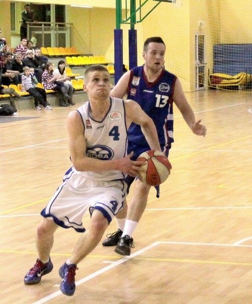 Jakub Stanios (z piłką) był jednym z najbardziej wyróżniających się koszykarzy Rosy Radom podczas turnieju w Bydgoszczy.
